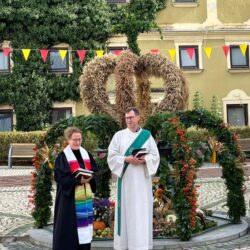 Segnung der Erntedankkrone in der Fußgängerzone